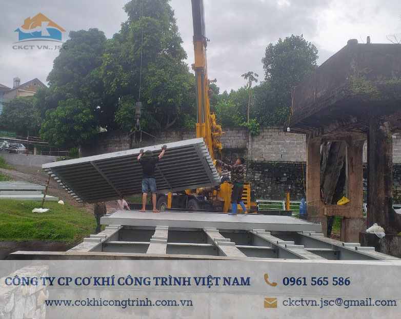 Lắp dựng cầu thép tại công trường